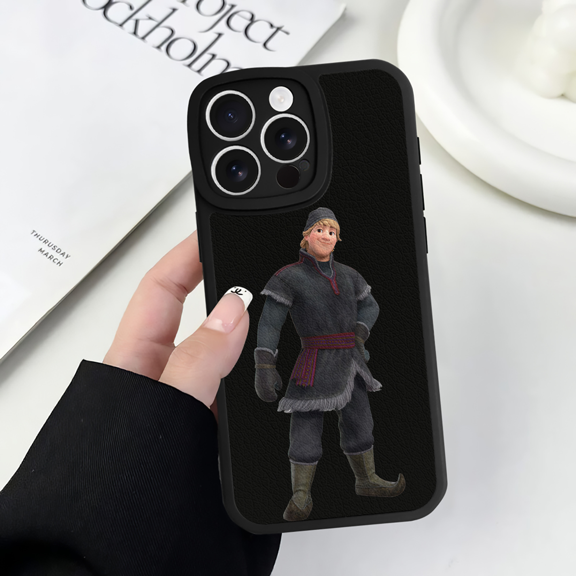 （画像用） アナと雪の女王 アンナ エルサ Frozen Anna Elsa 【iPhone 16シリーズ対応】シリコンスマホケース（レザー調） 材質：シリコン